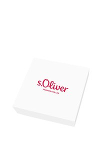 Caja blanca con un logotipo rojo de "s.Oliver" y el texto "FASHION FOR LIFE" en la parte frontal, con una textura suave y mate.