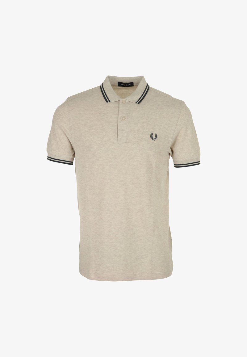 Polo beige en coton avec des poignets et un col à rayures noires. Il présente un petit logo brodé sur la poitrine. Manches courtes, coupe ajustée.