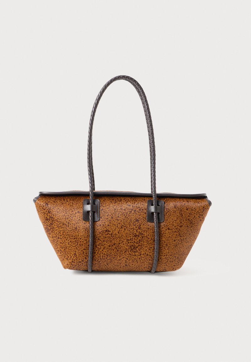 Braune, strukturierte Lederhandtasche in trapezförmigem Design mit langen, geflochtenen, dunkelbraunen Trageriemen auf einem weißen Hintergrund.