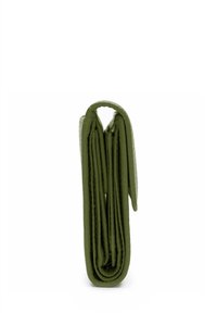 Portafoglio in pelle verde con superficie texture, caratterizzato da un design slim e piegato. Nessun hardware visibile o accenti decorativi.