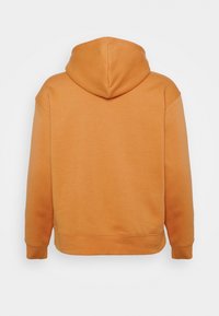 Orange hoodie med en känguruficka, ribbade manschetter och nederkant, samt huva med dragsko. Mjuk tyg med en slät textur och avslappnad passform.