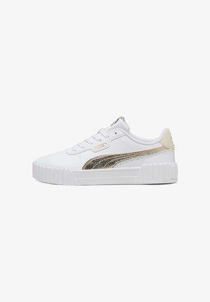 Witte lage sneaker met dikke zool, metalen gouden Puma-logo aan de zijkant en vetersluiting.