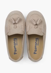 Beige mokkasiner i semsket skinn med dusk på toppen, rund tå og polstrede såler med teksten "Pisa monas Hecho en España."