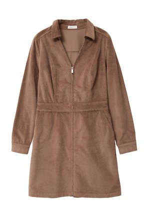 Vestido de pana marrón con cierre frontal, mangas largas, cuello y bolsillos laterales. Tejido texturizado con costillas verticales.