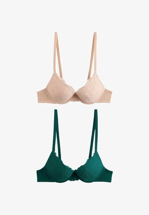 Dwa biustonosze na wystawie: jeden w kolorze cielistym z koronkowymi miseczkami i cienkimi ramiączkami, drugi w ciemnozielonym z koronkowymi detalami i regulowanymi ramiączkami.