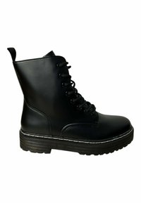 Bota de tobillo de cuero negro con un diseño de cordones, suela de goma resistente y costuras blancas en contraste a lo largo del borde de la suela.