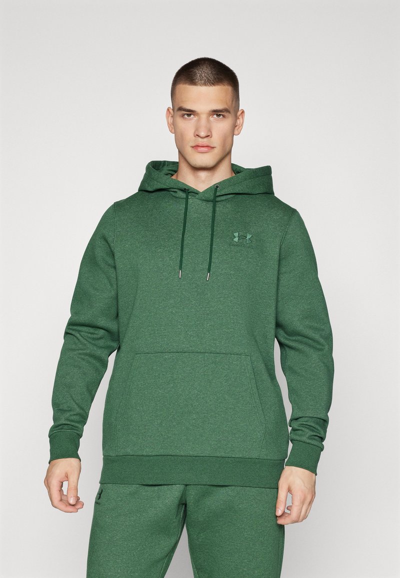Felpa con cappuccio verde realizzata in tessuto texturizzato, dotata di tasca frontale e un piccolo logo sul petto. Il design include un cappuccio regolabile con cordoncino.