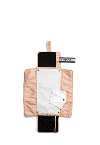 Skötunderlag med en mjuk rosa quiltad utsida, svart undersida, vit absorberande mittdel och en liten avtagbar vit handduk. Funktioner ett handtag.