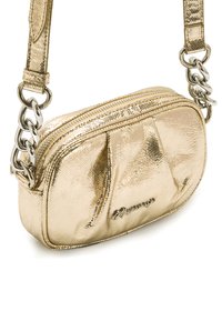 Bolso de hombro metálico dorado con una superficie texturizada, forma ovalada, cierre de cremallera y detalles en cadena plateada en la correa. Detalle del logo visible en la parte frontal.
