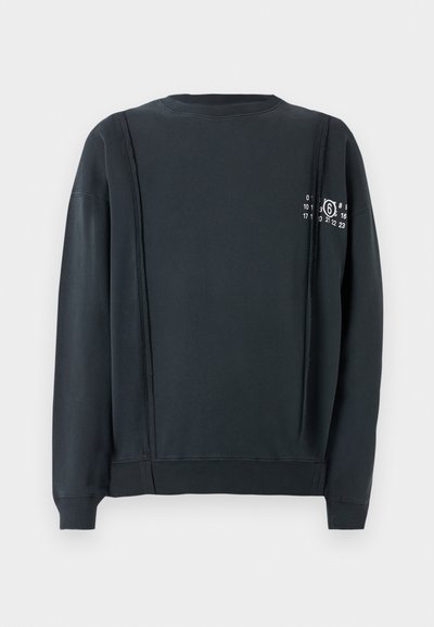 Sweatshirt preto com um decote redondo, punhos e bainha canelados. Apresenta um detalhe de costura vertical texturizada e números impressos nas costas.
