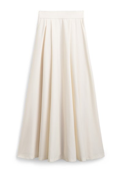 Jupe A-line de couleur crème en tissu lisse, avec des plis et une large taille pour une silhouette fluide.