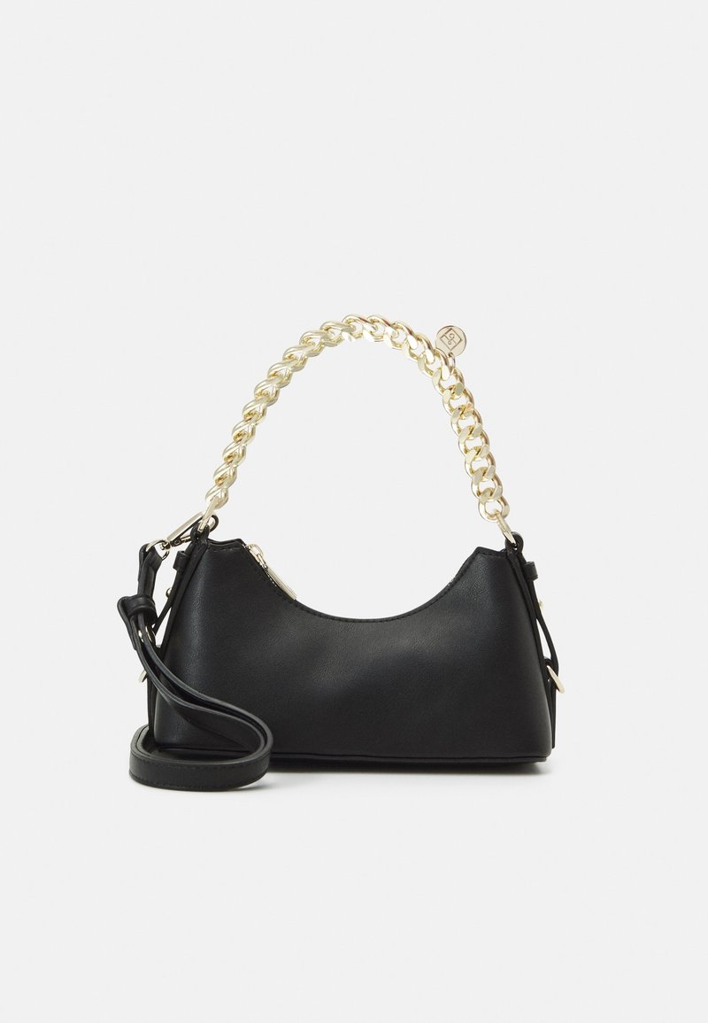 Sac à main en cuir noir avec une anse chaîne épaisse en or et une bandoulière noire amovible, présenté sur fond blanc.