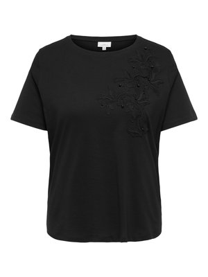 Musta lyhythihainen T-paita, jossa on pyöreä pääntie ja helmiä sisältävä kukkaistikkaus vasemman etuosan yläosassa.