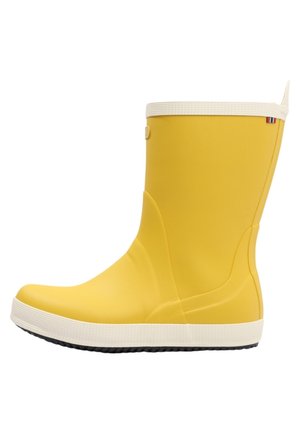 Bota de lluvia de goma amarilla con suela y borde blancos, dibujo de la suela negro y una pequeña etiqueta de tela a rayas cerca de la parte superior trasera.