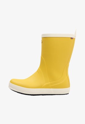 Bota de lluvia de goma amarilla con suela y borde blancos, dibujo de la suela negro y una pequeña etiqueta de tela a rayas cerca de la parte superior trasera.