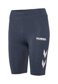 Granatowe szorty sportowe z elastyczną talią, białe logo HUMMEL na prawej udzie oraz dwie białe prążki w kształcie litery V poniżej.