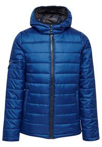 Chaqueta acolchada azul con cierre frontal de cremallera, capucha y dos bolsillos laterales. Presenta un tejido liso y brillante con líneas de acolchado horizontales.