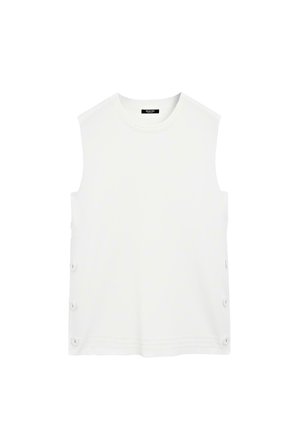 Haut sans manches blanc en tissu doux. Présente un col rond et des accents de boutons sur les côtés disposés en ligne. Design simple et sans ornement.