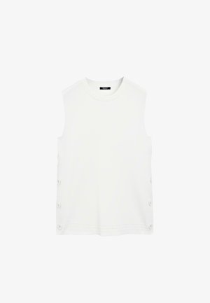 Haut sans manches blanc en tissu doux. Présente un col rond et des accents de boutons sur les côtés disposés en ligne. Design simple et sans ornement.