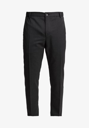 Zwarte op maat gemaakte broek van gladde stof, met een knoopsluiting aan de voorkant, riemlussen en een recht model met kreuklijnen.