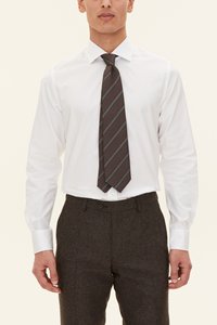 Vit skjorta med klassisk krage, kombinerad med brunrandig slips och mörkgrå texturerade byxor med framfickor och skräddarsydd passform.
