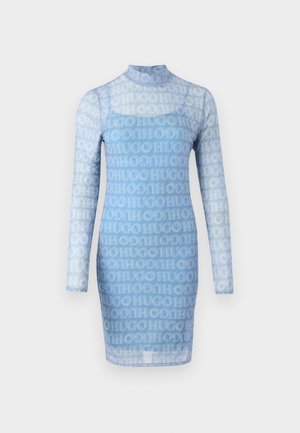 Μπλε μακρυμάνικο φόρεμα από διαφανές ύφασμα με επαναλαμβανόμενο μοτίβο λογότυπου "HUGO" σε όλη την επιφάνεια, με υψηλό λαιμό και εφαρμοστή σιλουέτα.