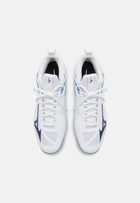 Witte sportieve schoenen met blauwe accenten, vetersluiting, mesh-panelen en een dikke zool. Bevat een logo aan de zijkant en een gevoerde kraag.