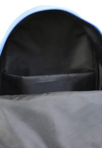 Interior de mochila azul con forro negro, que cuenta con un bolsillo interior para almacenamiento y una textura suave y uniforme.