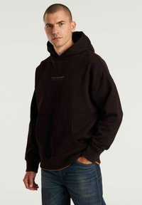 Felpa nera con cappuccio e tasca frontale, caratterizzata da un logo discreto sul petto. Realizzata in tessuto morbido con una vestibilità comoda.