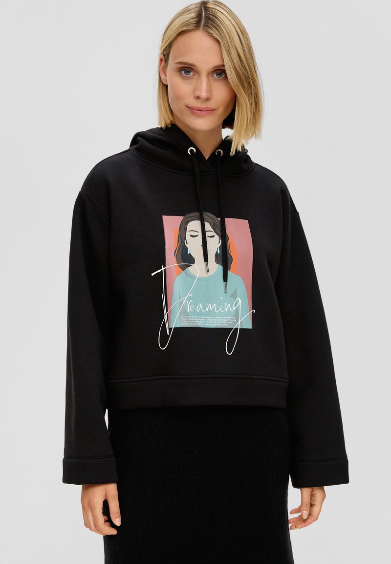 Zwarte hoodie met een cropped ontwerp. Heeft een vooropdruk van een vrouw met de tekst "Dreaming" in het wit, met pastel achtergronden.