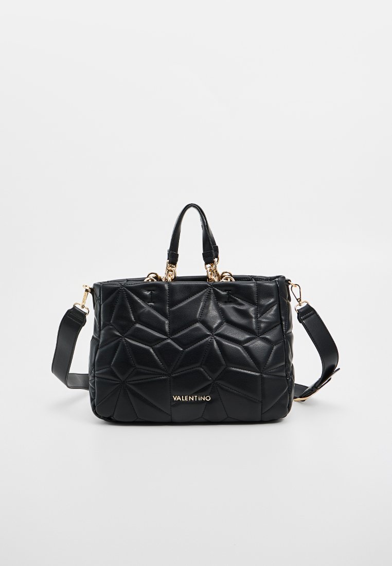Sac à main en cuir matelassé noir avec motif géométrique, quincaillerie dorée, poignées doubles et bandoulière amovible. Nom de la marque affiché à l'avant.