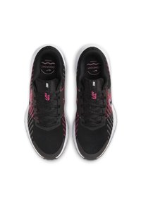 Sorte sportsko med en tekstureret overdel, pink detaljer og hvide såler. Har snørebånd og et "Comfort" logo på indersålen.