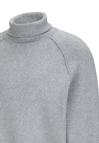 Grijze coltrui met gestructureerde stof, geribbelde kraag en een klein reliëflogo met "1969" aan de voorkant.