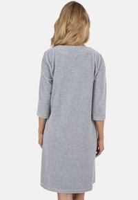 Rochie din bumbac gri, cu o croială lejeră, mâneci trei sferturi și decolteu rotund. Textură netedă și design de lungime medie.