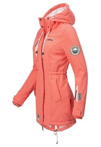 Veste softshell longue corail avec capuche, zip frontal, taille et bas avec cordon de serrage, écusson sur la manche, poches zippées et à rabat.