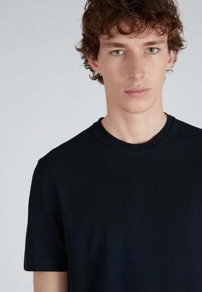 T-shirt en coton doux de couleur bleu foncé à col rond, avec des manches courtes et une texture lisse. Design minimaliste sans motifs ni accents visibles.