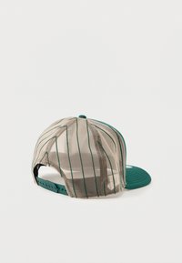 Baseball kapa s naglašenim zelenim detaljima i mrežastim stražnjim dijelom, s vertikalnim prugama i zakrivljenim vizirjem, prilagodljivim kopčanjem na stražnjem dijelu.