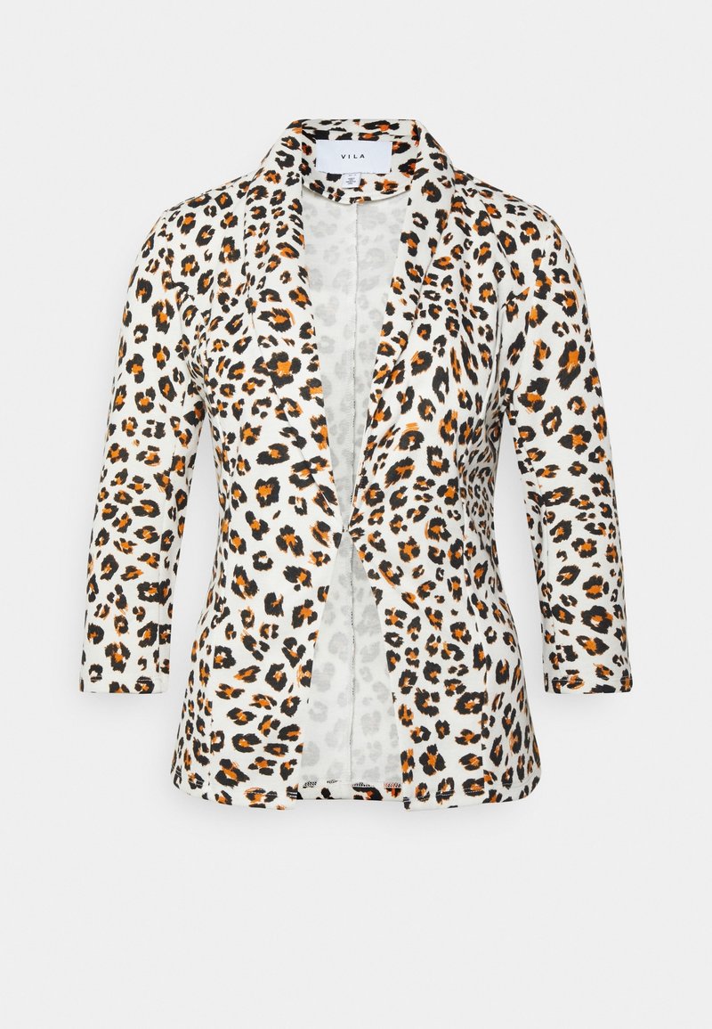 Blazer blanc avec imprimé léopard noir et orange, devant ouvert, manches longues et col à revers cranté.