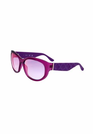 Occhiali da sole a forma di occhio di gatto viola con lenti rosa sfumate e motivo in rilievo sulle aste, mostrati su sfondo bianco.