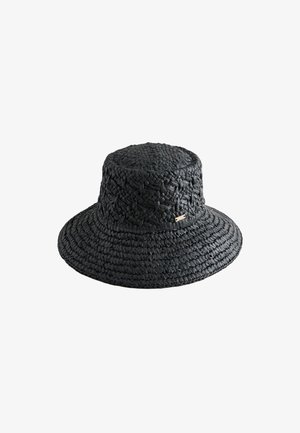 Czarny pleciony kapelusz typu bucket z szerokim rondem, teksturowanym plecionym wzorem i małą prostokątną metalową metką z boku.