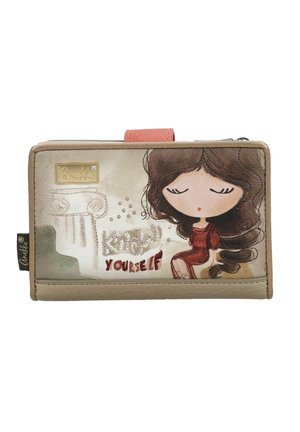 Portafoglio con una ragazza dei cartoni animati in vestito rosso seduta, testo "conosci te stesso" e un design decorativo a colonna su sfondo beige.