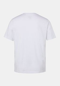 Camiseta de algodón blanca con cuello redondo, mangas cortas y un dorso liso. No hay patrones ni logotipos visibles. Textura suave, corte relajado.