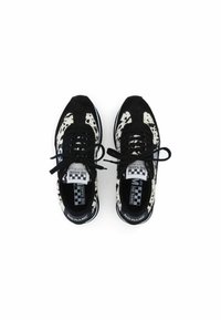 Zwart-wit gespikkelde sneakers van suede materiaal, met een ronde neus, zwarte veters en logo-accenten op de tong en hiel.