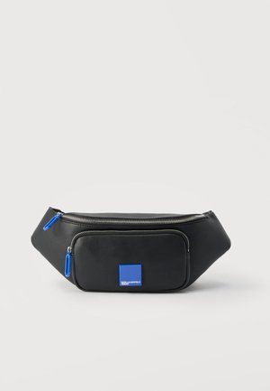 Marsupio in pelle nera con tasca frontale, cerniere argentate, cursori delle cerniere blu e patch con logo.