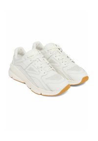 Białe buty sportowe z gładką cholewką ze skóry i panelami z siateczki, zaokrąglonym noskiem oraz gumową podeszwą z akcentem z gumy.