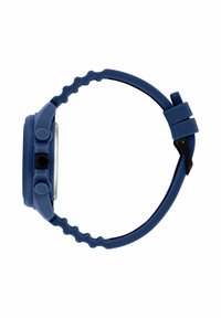 Orologio blu in silicone con cinturino texturizzato e due pulsanti. La cassa presenta un quadrante rettangolare e un retro in metallo.