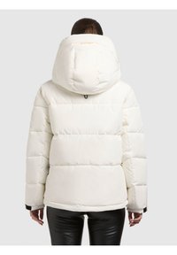 Kurtka puchowa w kolorze białym, z kapturem, pikowanym wzorem i elastycznymi mankietami, zaprojektowana z lekko oversize'owym krojem i gładką fakturą.