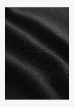 Fekete szövet, amely puha, sima textúrával rendelkezik, finom gyűrődésekkel és redőkkel. Az anyag könnyűnek tűnik és egyenletes színű.