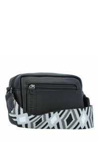 Schwarze Leder-Crossbody-Tasche mit einer vorderen Reißverschlusstasche und einem gemusterten grauen und schwarzen Gurt mit geometrischen Designs.