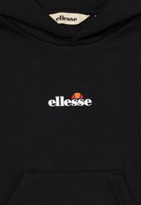 Crna dukserica s bijelim "ellesse" logotipom i malim narančastim i crvenim polukrugom iznad teksta na prsima.